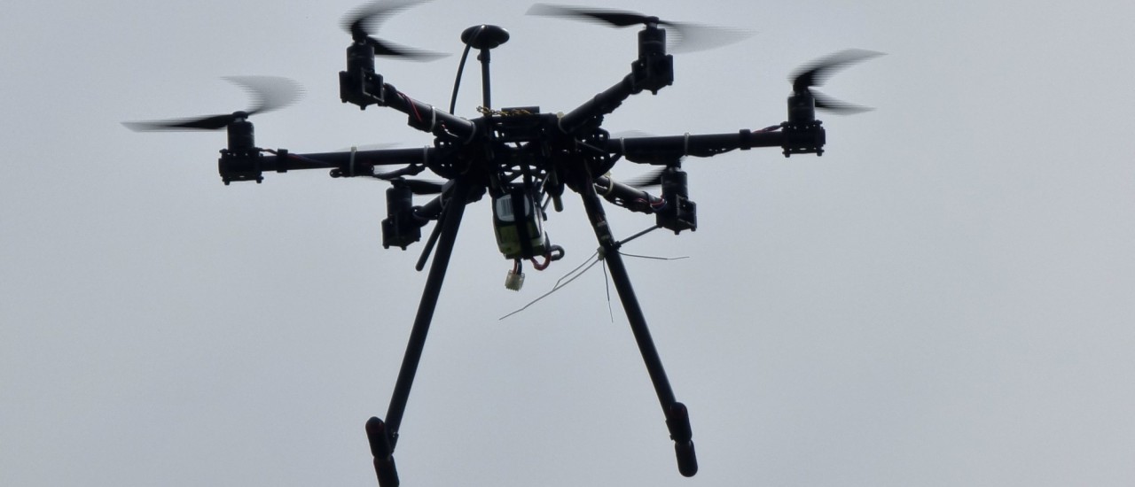 Egenbygget PX4-hexrotor med seks motorer i luften